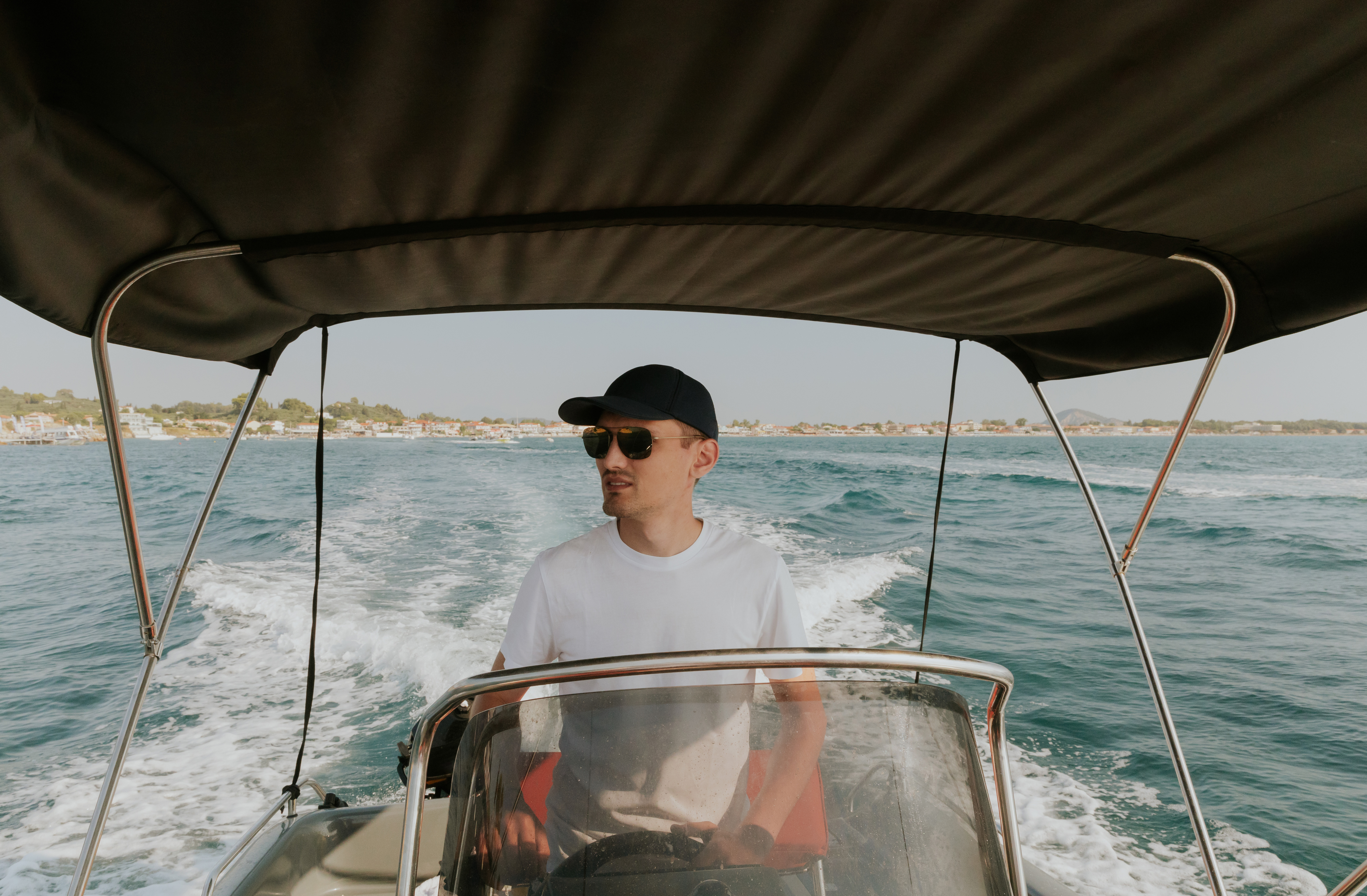 Man driving a boat on the water for a Missouri boat rental safety guide